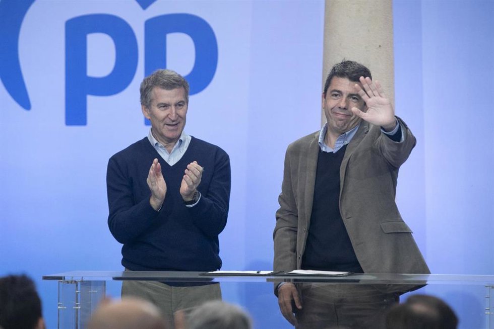 Archivo - El presidente del PP, Alberto Núñez Feijóo (i), y el presidente de la Generalitat Valenciana, Carlos Mazón (d), durante la clausura del acto de presentación de la 'Declaración de Asturias', en el Hotel de la Reconquista, a 12 de enero de 2025,
