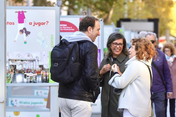 La consejera municipa de Políticas Sociales, Marian Orós, este lunes en la inauguración de la exposición por el 40º aniversario de la red de ludotecas y centros de tiempo libre del Ayuntamiento de Zaragoza que acoge la Gran Vía