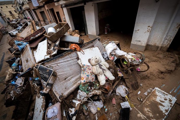Archivo - Imagen de una calle de la localidad valenciana de Paiporta tras la dana del 29 de octubre de 2024. 