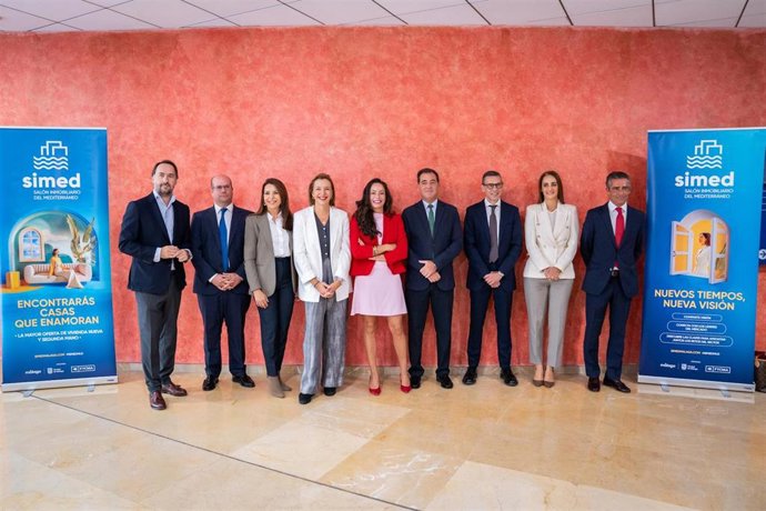 La concejala de Innovación de Fycma, Alicia Izquierdo; la delegada territorial de Fomento y Vivienda, María Rosa Morales, y el presidente de ACP Málaga, Juan Manuel Rosillo, han presentado la próxima edición de Simed en rueda de prensa.