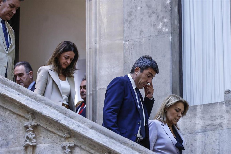 El presidente de la Generalitat valenciana, Carlos Mazón (2d), a su llegada a una declaración institucional, en el Palau de la Generalitat, a 3 de noviembre de 2025, en Valencia, Comunidad Valenciana (España). Durante su comparecencia, Mazón ha anunciad