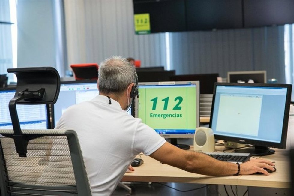 Archivo - Un operario del servicio112 Andalucía en una imagen de archivo.