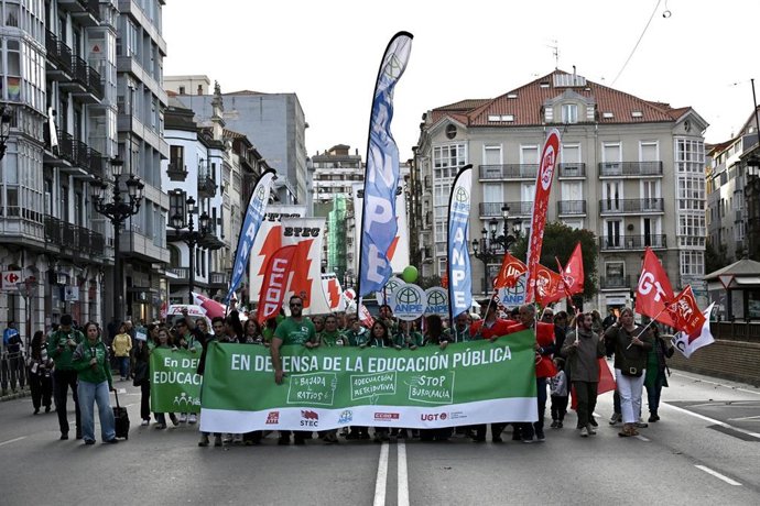 Varias personas con pancartas, durante una manifestación del profesorado cántabro por la adecuación salarial.- Archivo
