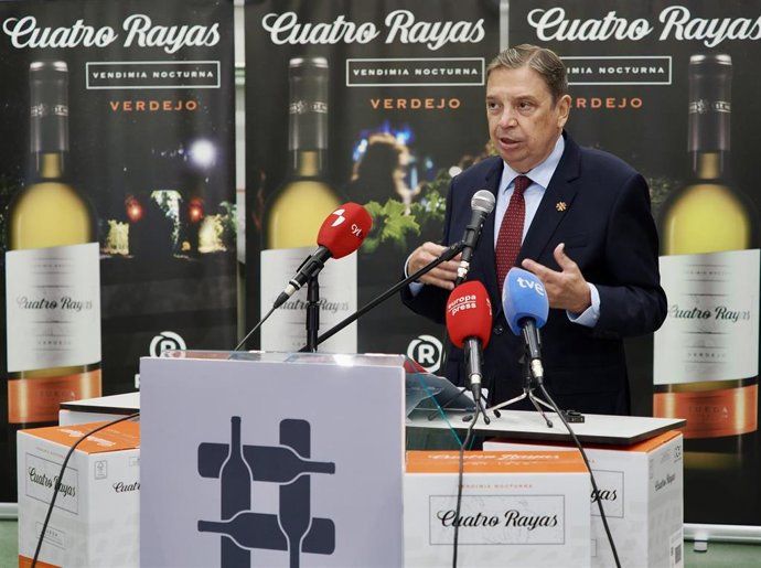 El ministro de Agricultura, Pesca y Alimentación, Luis Planas, inaugura las nuevas instalaciones de Bodega Cuatro Rayas, a 3 de noviembre de 2025, en La Seca, Valladolid, Castilla y León (España). La cooperativa con Denominación de Origen Rueda inaugura e