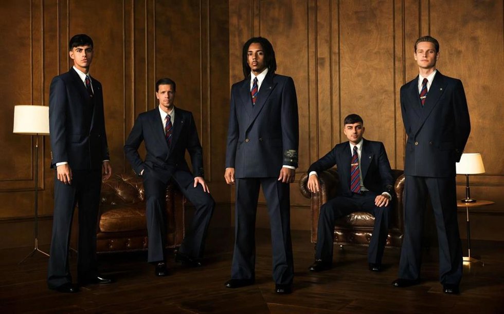 Los jugadores del Bara posando con los trajes diseñados por AMIRI
