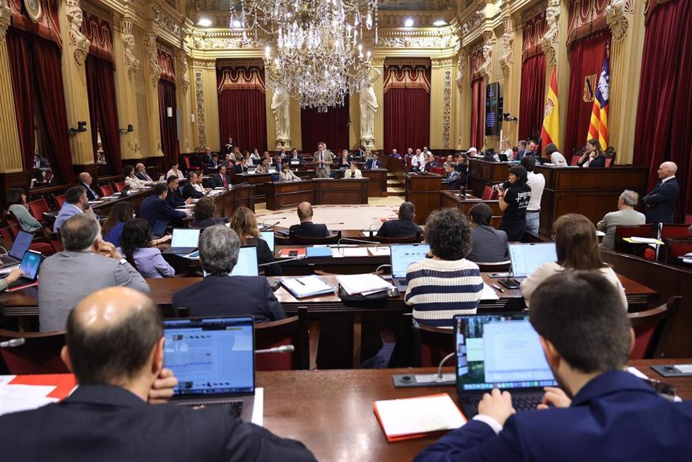 Archivo - Miembros del Parlament de Baleares, durante una sesión de control al Govern balear, a 20 de mayo de 2025, en Palma de Mallorca, Mallorca, Baleares (España).