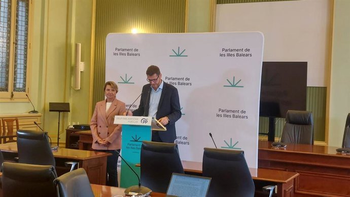 Los portavoces del PP Marga Durán y Sebastià Sagreras en rueda de prensa.