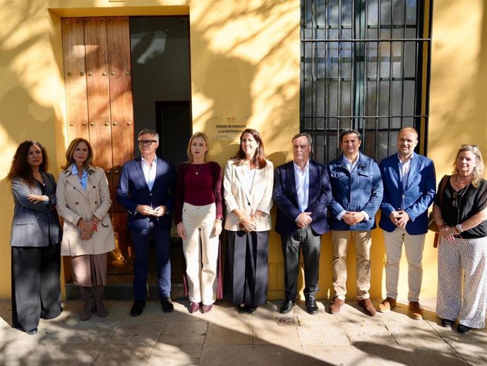 La portavoz de Vox en el Ayuntamiento, Cristina Peláez, y el portavoz de Vox en el Parlamento de Andalucía, Manuel Gavira, frente a la Oficina de Ayuda a la Maternidad de Sevilla