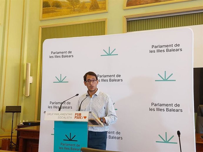 El portavoz parlamentario del PSIB-PSOE, Iago Negueruela, en rueda de prensa