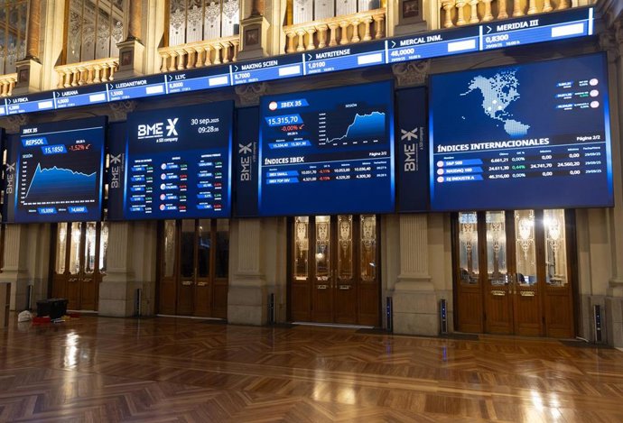 Archivo - Paneles digitales en el Palacio de la Bolsa de Madrid, a 30 de septiembre de 2025, en Madrid (España).