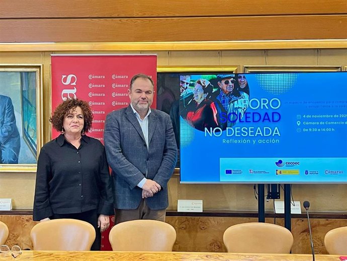 La consejera de Derechos Sociales y Bienestar, Marta del Arco, y el presidente de la Cámara de Comercio de Oviedo, Carlos Paniceres, antes de la rueda de prensa de este lunes.