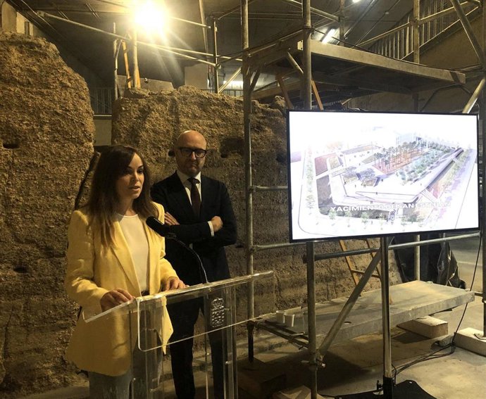 La vicealcaldesa y concejal de Fomento y Patrimonio, Rebeca Pérez, junto al concejal José Francisco Muñoz, informa de las partidas y proyectos incluidos en los Presupuestos 2026