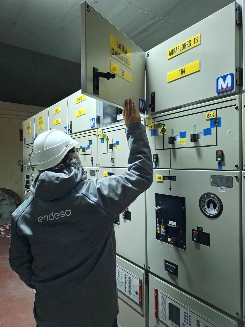 Archivo - Técnico de la subestación de Miraflores.