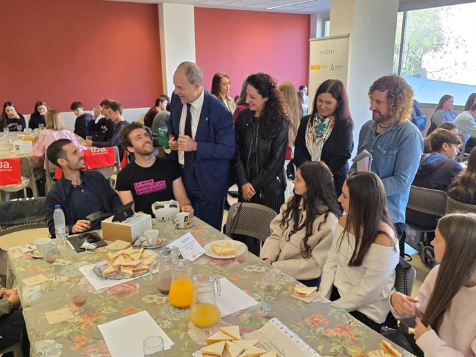 El rector Nicolás Ruiz, y la delegada de Empleo, Ana Mata, en el Café con Ciencia que abre la Semana de la Ciencia
