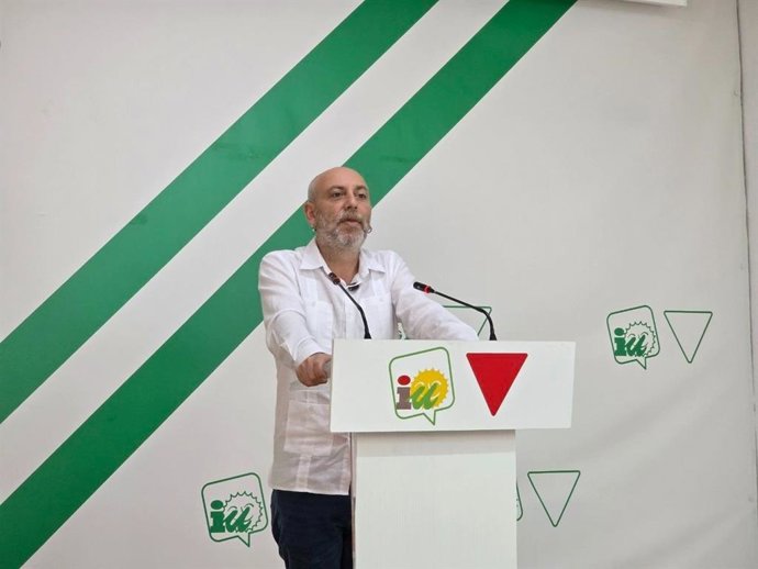 El candidato de IU a la presidencia de la Junta de Andalucía, Ernesto Alba, en rueda de prensa en Málaga