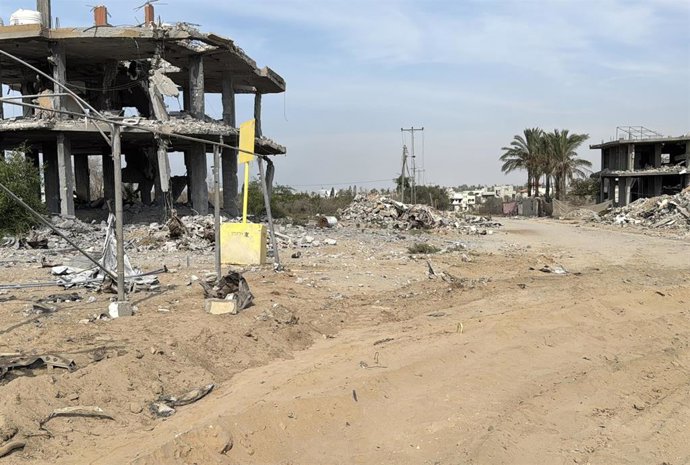 Un bloque colocado por el Ejército de Israel para marcar la 'línea amarilla' a la que se replegaron sus tropas en Deir al Balá, en el centro de la Franja de Gaza (archivo)