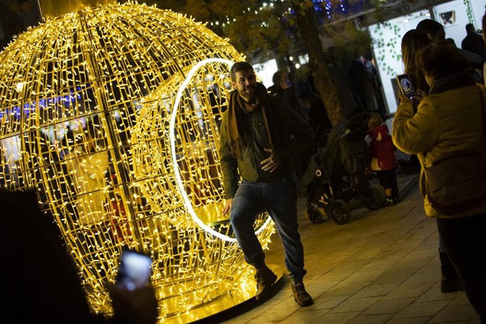 Archivo - Encendido del alumbrado navideño de las calles del centro de Granada el pasado 2021