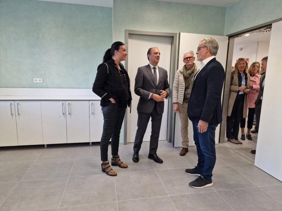 La alcaldesa L. Orduna; el consejero, J.L. Bancalero; el director de Obras del Salud, F. Pellicer (en primer plano) y el arquitecto del centro, B. Pestana, visitando las instalaciones.