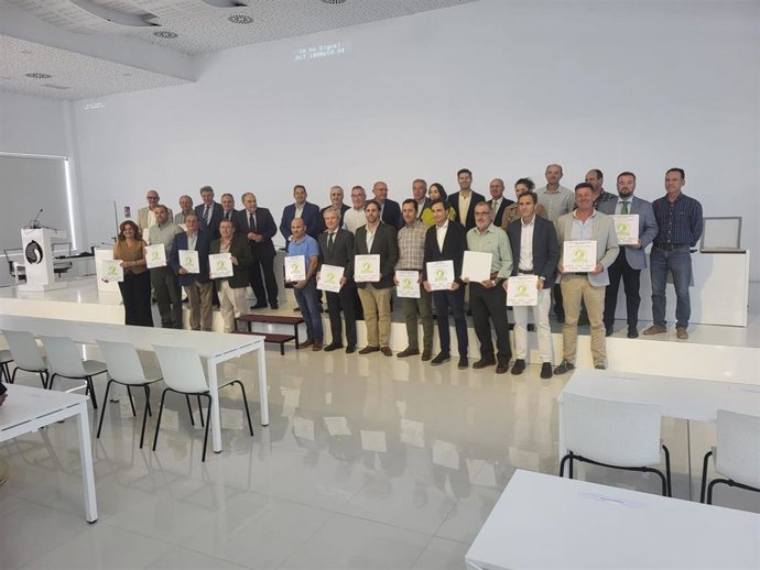 Dcoop refuerza su estrategia con la renovación de la certificación Sustainably Grown, nuevos cursos y acciones informativas en cooperativas en materia de calidad, seguridad alimentaria y buenas prácticas en las cooperativas aceiteras.