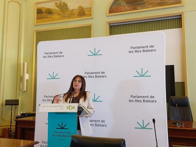 La portavoz parlamentaria de Vox, Manuela Cañadas, en rueda de prensa
