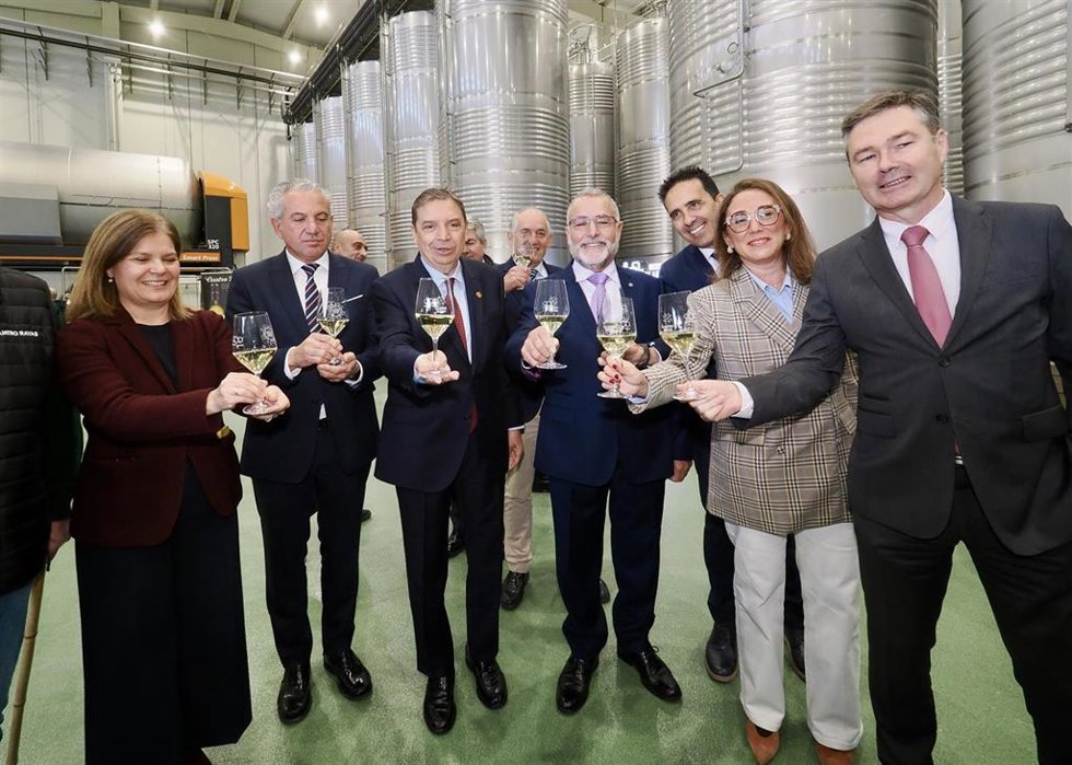 El ministro de Agricultura, Pesca y Alimentación, Luis Planas, inaugura las nuevas instalaciones de Bodega Cuatro Rayas, a 3 de noviembre de 2025, en La Seca, Valladolid, Castilla y León (España). La cooperativa con Denominación de Origen Rueda inaugura
