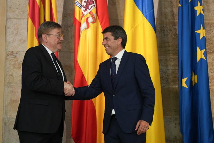 Archivo - Arquivo - O atual presidente interino da Generalitat Valenciana, Ximo Puig (à esquerda), e o novo presidente da Generalitat Valenciana, Carlos Mazón (à direita), apertam as mãos ao chegarem para a transferência de poder no Palau de la Generalita