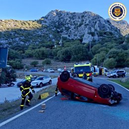 Vehículo volcado tras un accidente en la la carretera A-2302 en Benaocaz (Cádiz).