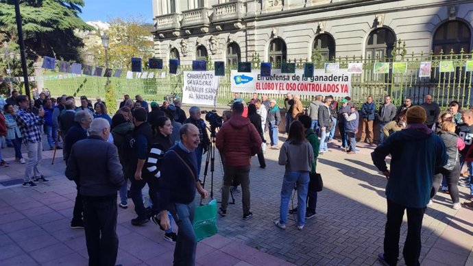 Concentración del campo asturiano frente ala sede de la Presidencia del Principado.