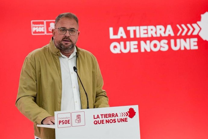 El portavoz del Comité Electoral del PSOE de Extremadura, Antonio Rodríguez Osuna, ofrece una rueda de prensa