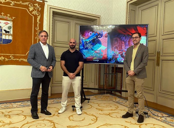 El alcalde Carlos García Carbayo (I), el cofundador de Uprising Studios, David Iglesias, y el concejal de Turismo, Ángel Fernández Silva.