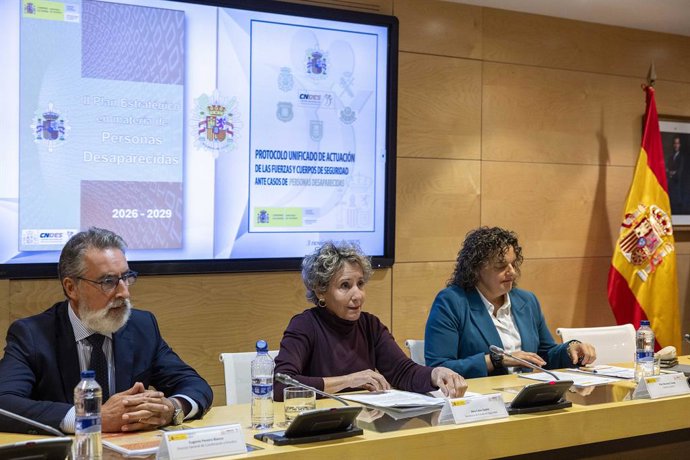 La secretaria de Estado en Seguridad, Aina Calvo, y la presidenta del CNDES en la presentación del II Plan Estratégico en Materia de Personas Desaparecidas. En Madrid a 3 de noviembre de 2025.