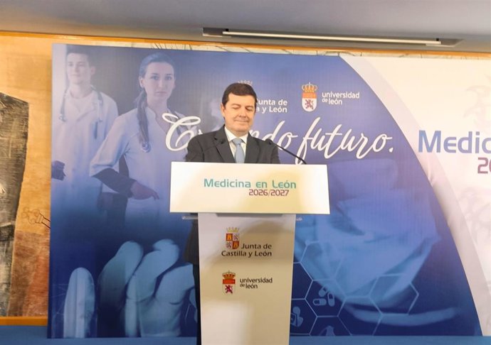 El presidente de la Junta de Castilla y León, Alfonso Fernández Mañueco, en el Rectorado de León.