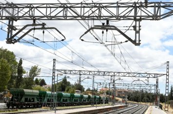 Archivo - Catenaria sobre una vía de tren