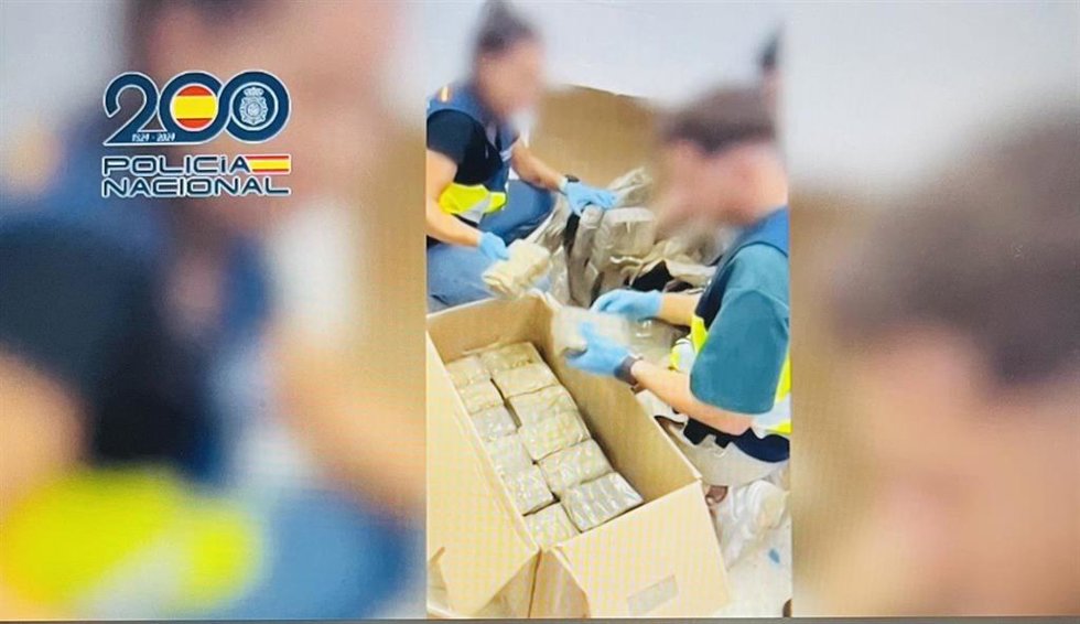 Agentes de la Policía Nacional con el hachís incautado en Lanzarote, procedente de Marruecos