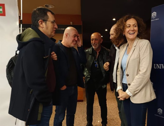 Nuria López (dcha.) con Unai Sordo (2º izda.) y otros responsables de CCOO.