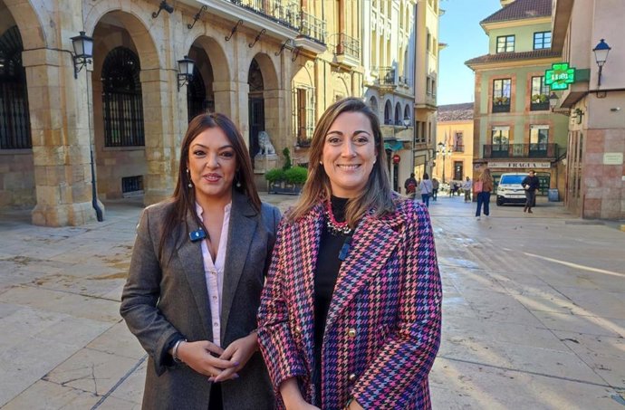 Las portavoces de Vox en la Junta, Carolina López, y en el Ayuntamiento de Oviedo, Sonsoles Peralta.