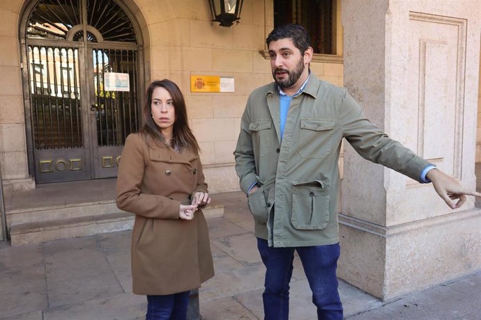 El portavoz de Vox, Alejandro Nolasco, acompañado de la vocal del CEP de Vox Teruel, Sandra Martínez.