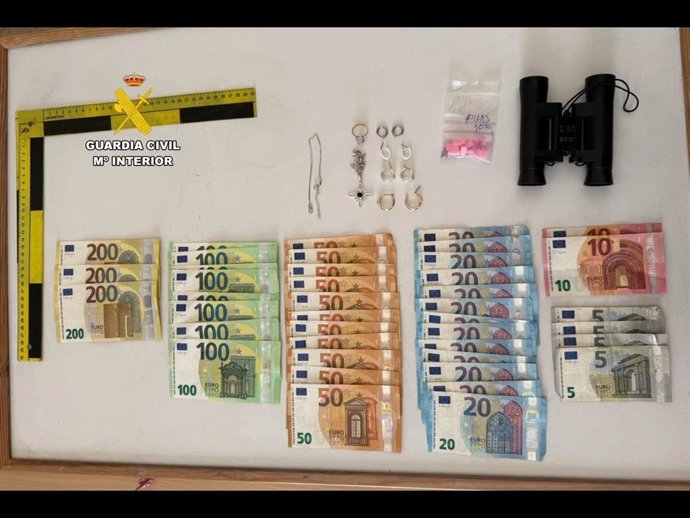 Tres detenidos por robar dinero y joyas en el interior de un vehículo en Pollença