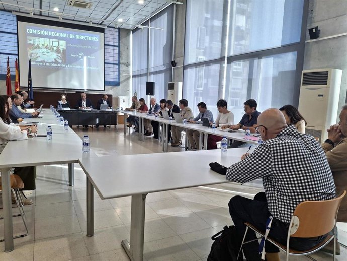 El consejero de Educación y Formación Profesional, Víctor Marín, preside las comisiones de directores de Secundaria y de Primaria