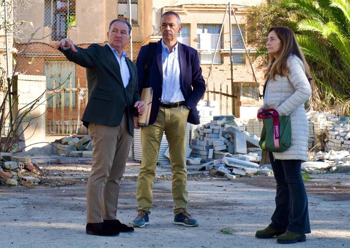 El presidente de la Diputación de Huelva, David Toscano, en su visita a los aledaños del Colegio de Ferroviarios.