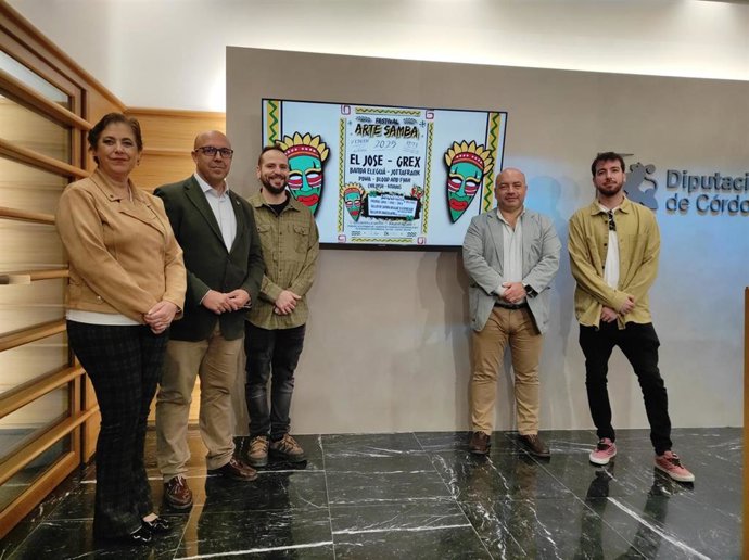 El delegado de Cultura de la Diputación, Gabriel Duque (segundo por la dcha.), en la presentación del Festival Arte Samba de Rute.