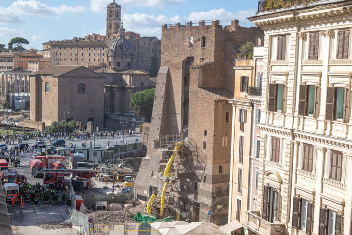 Soccorsi e l'intervento dei vigili del fuoco per il crollo della torre ai Fori Imperiali in largo Corrado Ricci a Roma, Italia 03 novembre 2025 (Foto: Francesco Benvenuti / LaPresse)..