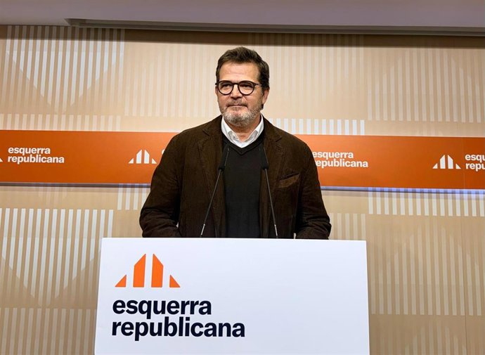 El vicesecretario de Comunicación y portavoz de ERC, Isaac Albert, en rueda de prensa.