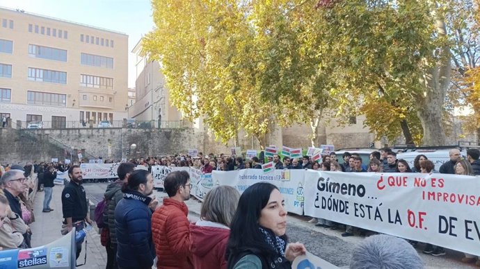 Concentración convocada con motivo de la huelga en la FP de Navarra