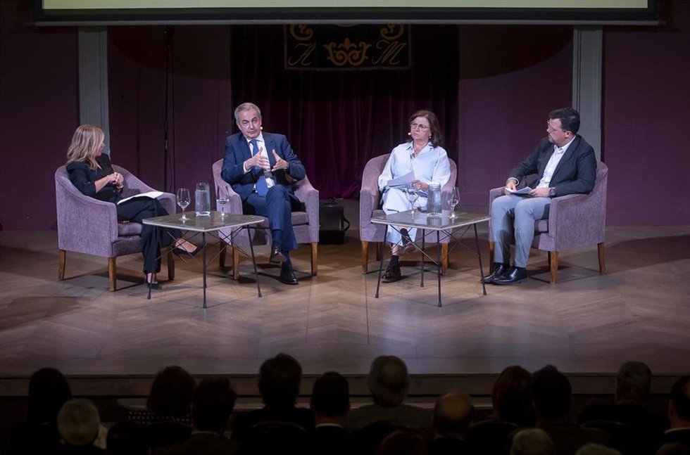 El expresidente del Gobierno José Luis Rodríguez Zapatero acompañado por los periodistas, Esther Palomera, Guillermo Lerma y Lucía Méndez, participa en Los Desayunos del Ateneo, en el Ateneo de Madrid, a 3 de noviembre de 2025, en Madrid (España).