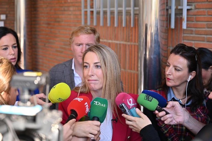 La presidenta de la Junta y del PP de Extremadura, María Guardiola, atiende a los medios de comunicación en un acto en Badajoz.