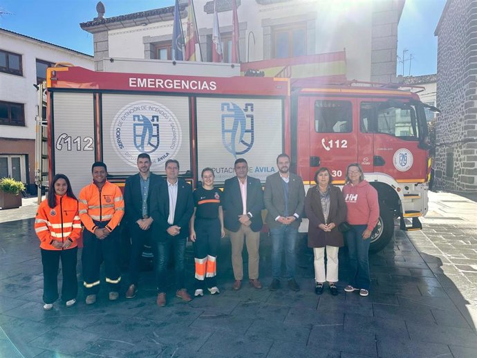 Un momento de la entrega del camión.