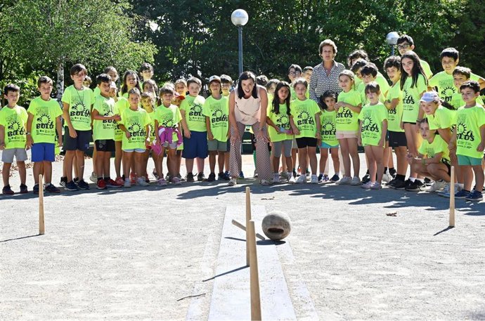 Archivo - Imagen de archivo de la alcaldesa, Gema Igual, con los niños del campus de verano de bolos