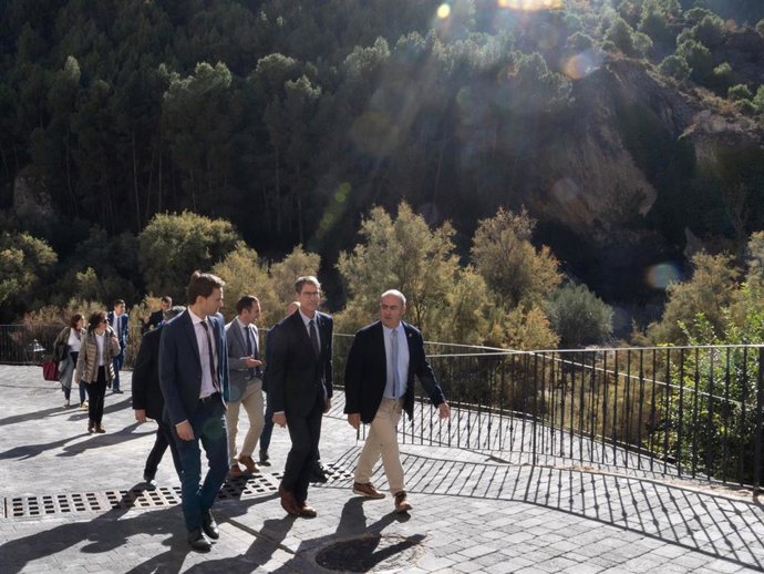 El presidente del Gobierno, Gonzalo Capellán, en su visita a Arnedillo