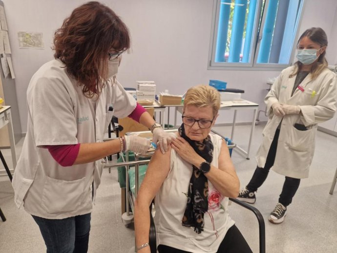 Este lunes ha comenzado la vacunación de la gripe para mayores de 60 años y de COVID-19 para mayores de 70 años.